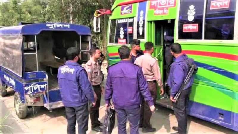 চলন্ত বাসে কলেজছাত্রীকে দলবদ্ধ যৌননিগ্রহের অভিযোগে চালক হেলপারসহ গ্রেফতার ৩